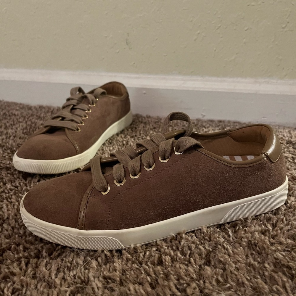 Vionic Low Top Shoes Womens Size 6 Tan Suede Brinley VS339